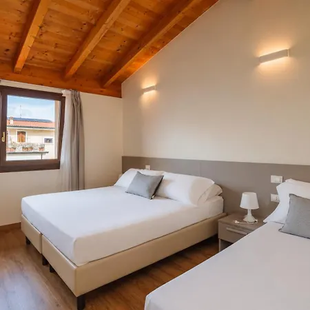 بيت ضيافة Garda Relais كاستلْنْيوفو ديل غارد